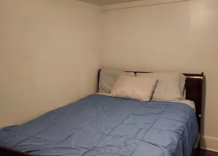 R1 Two Bedroom Апартаменты Орора